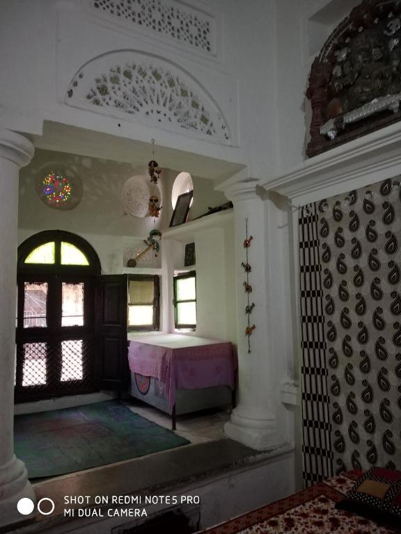 Postel nebo postele na pokoji v ubytování Shree Savitri Palace