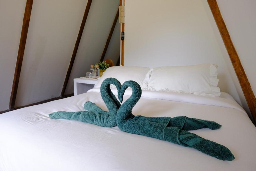 Postel nebo postele na pokoji v ubytování Bayu Lestari Island Resort