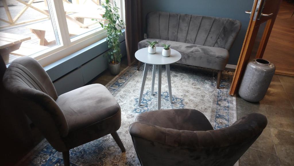 Posezení v ubytování BriQ Hotell