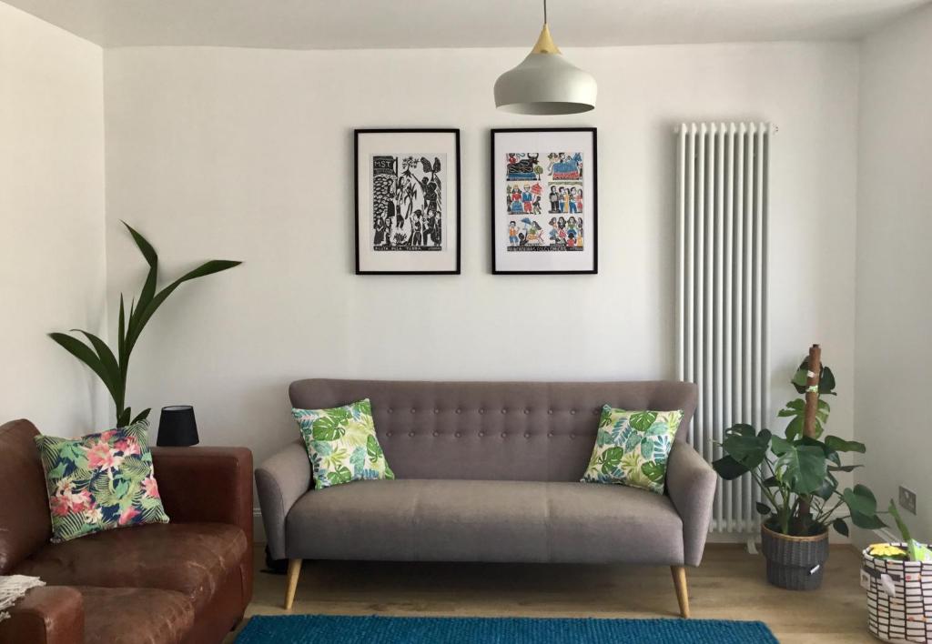 salon z kanapą i obrazami na ścianie w obiekcie Margate Holiday Apartment w mieście Margate