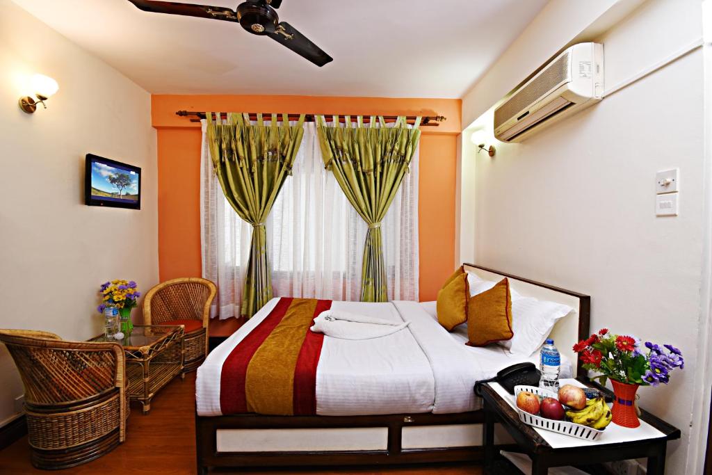 Habitación de hotel con cama y ventana en Hotel Pleasure Home, en Katmandú