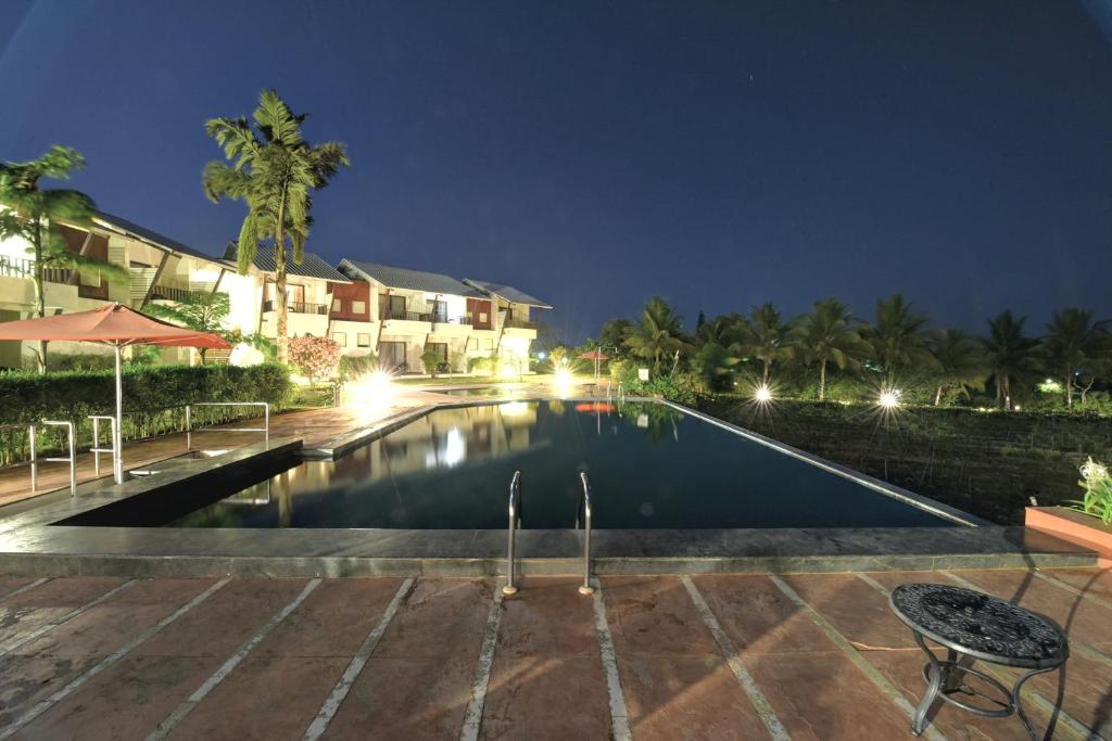 Bazén v ubytování Regenta Resort Soma Vine Village Nashik nebo v jeho okolí