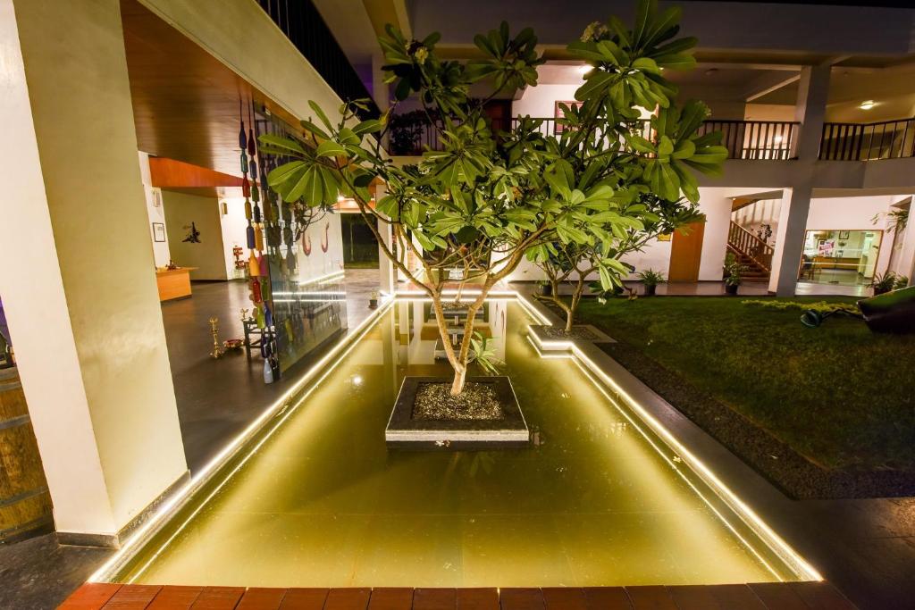 Bazén v ubytování Regenta Resort Soma Vine Village Nashik nebo v jeho okolí