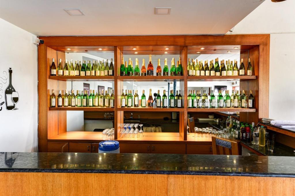Lounge nebo bar v ubytování Regenta Resort Soma Vine Village Nashik