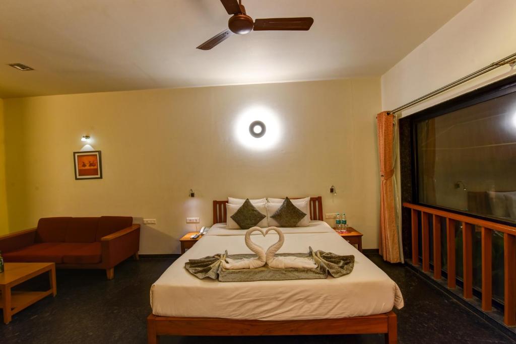 Postel nebo postele na pokoji v ubytování Regenta Resort Soma Vine Village Nashik