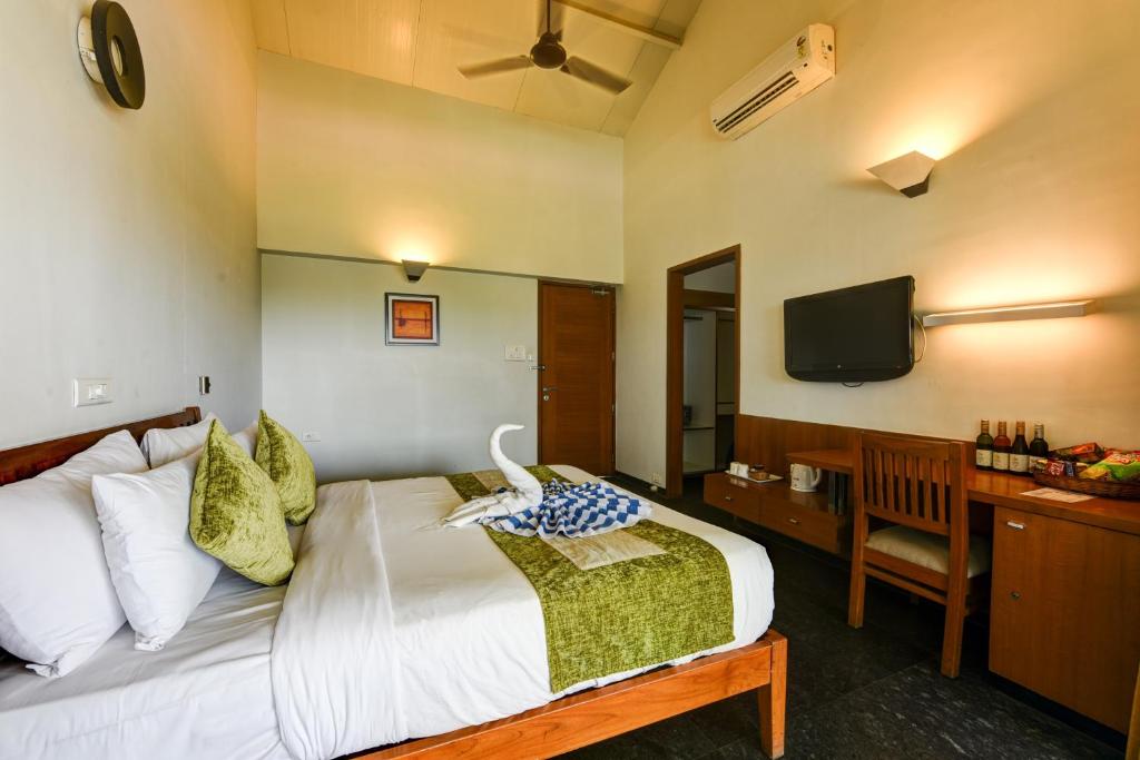 Postel nebo postele na pokoji v ubytování Regenta Resort Soma Vine Village Nashik
