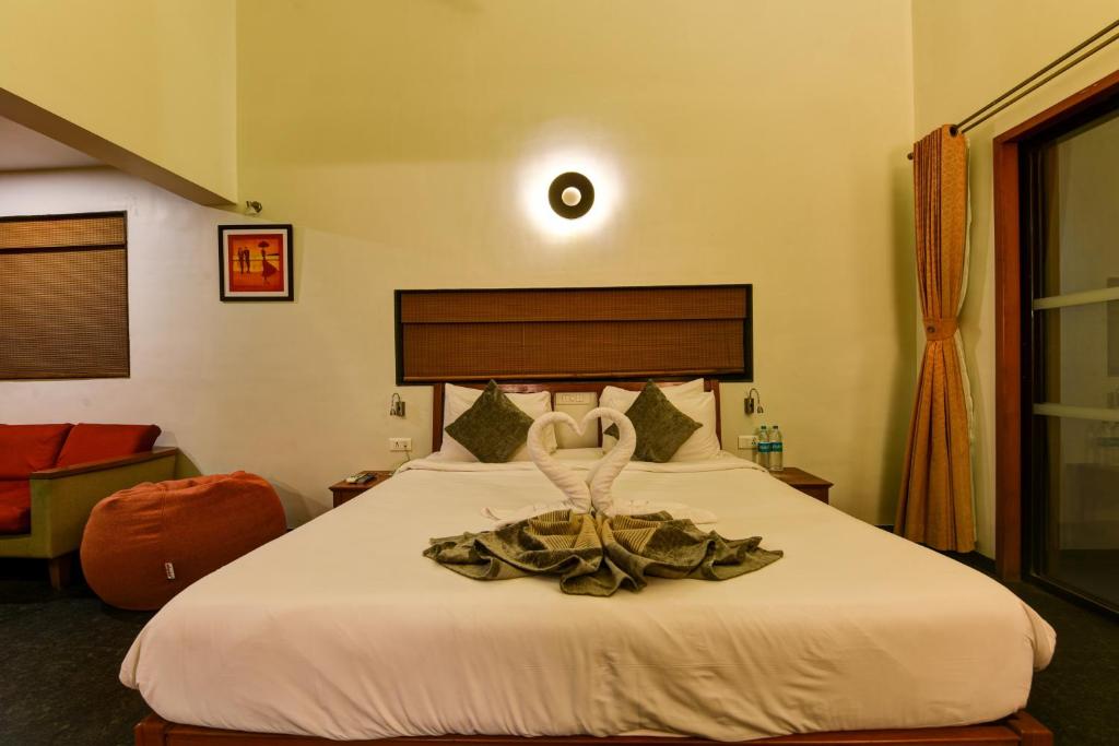 Postel nebo postele na pokoji v ubytování Regenta Resort Soma Vine Village Nashik