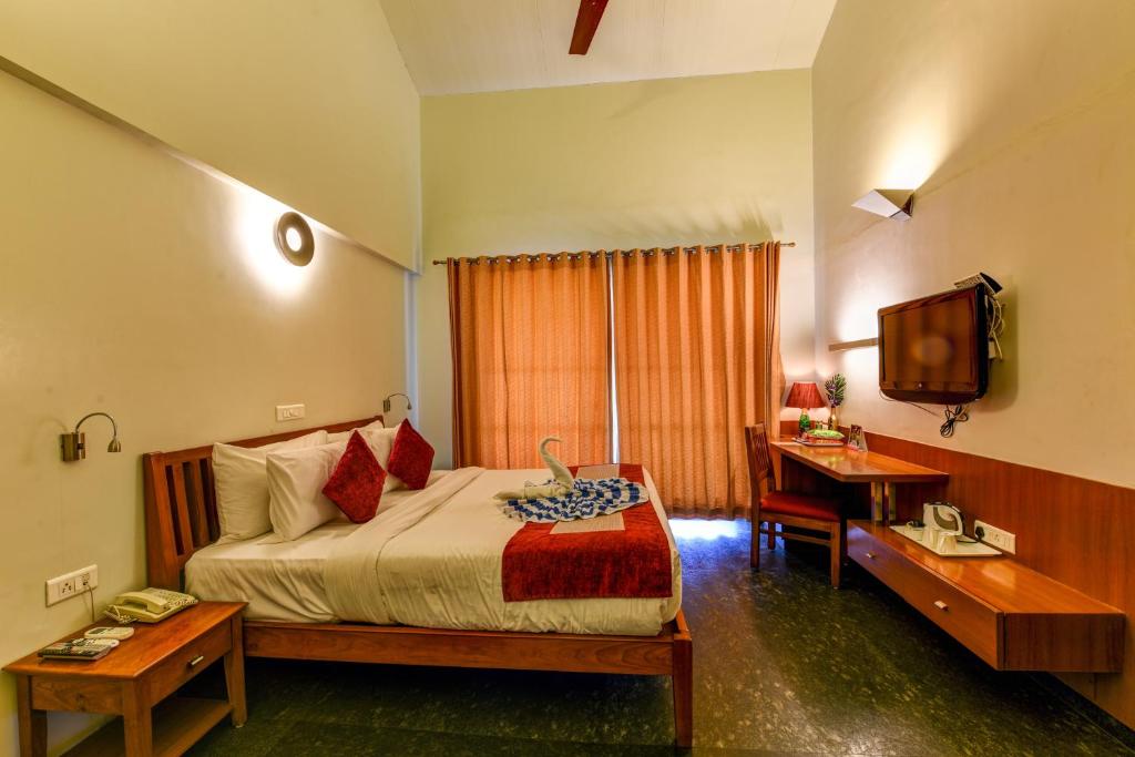 Postel nebo postele na pokoji v ubytování Regenta Resort Soma Vine Village Nashik