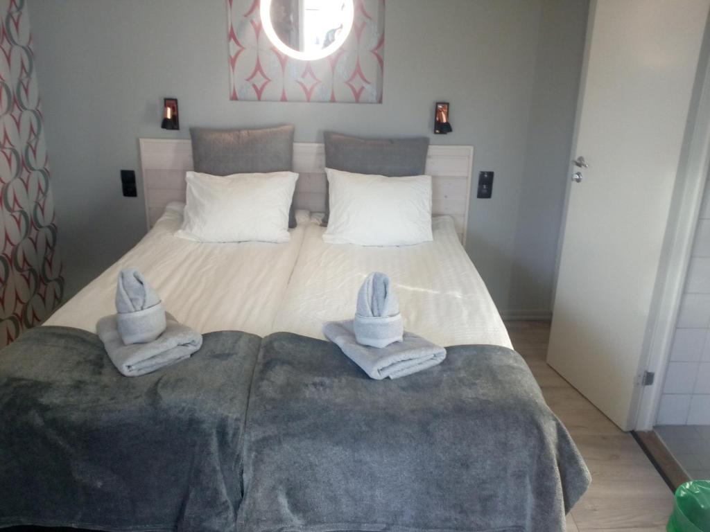 ein Schlafzimmer mit einem Bett mit Handtüchern darauf in der Unterkunft Kvarngården i Torp in Byxelkrok