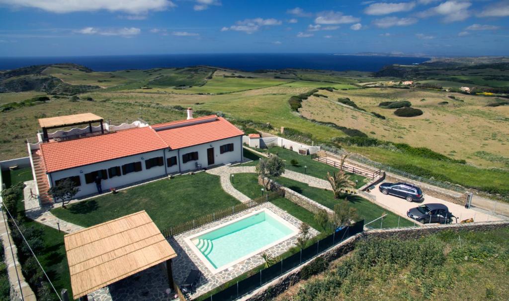 vista aerea di una casa con piscina di Villa Finagliosu a Palmadula