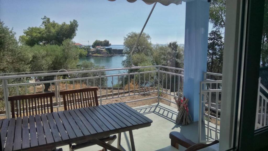 d'un balcon avec une table et une vue sur la rivière. dans l'établissement Home by the sea, à Monemvasia
