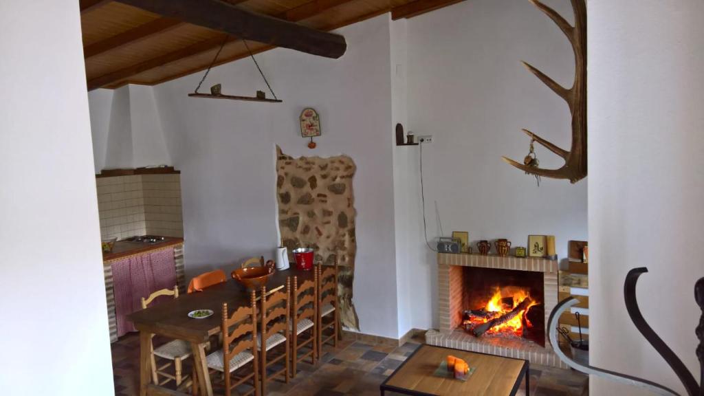 カサジャ・デ・ラ・シエラにあるColonia de Galeón nº 71のリビングルーム(テーブル、暖炉付)
