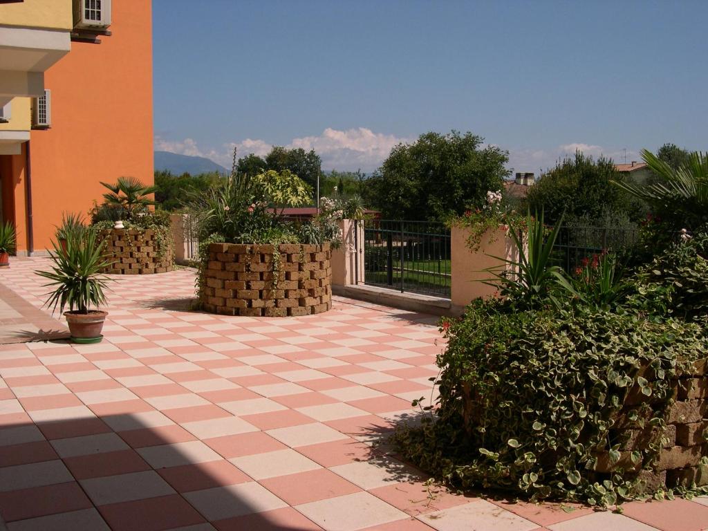 un patio con suelo a cuadros y un edificio en Residence Miralago Rooms & Apartments, en Manerba del Garda