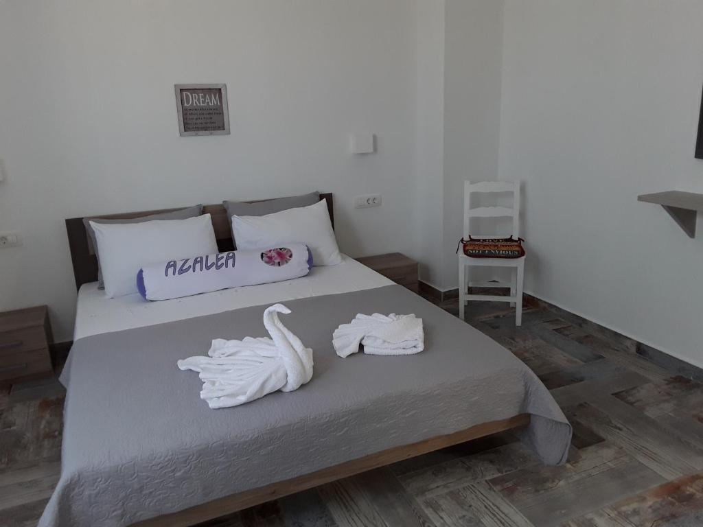 Postel nebo postele na pokoji v ubytování Azalea Hotel