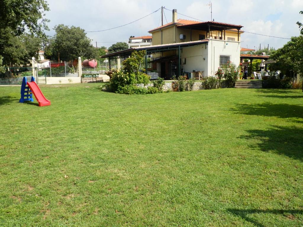 un patio con un tobogán delante de una casa en Villa Makri View en Mákri