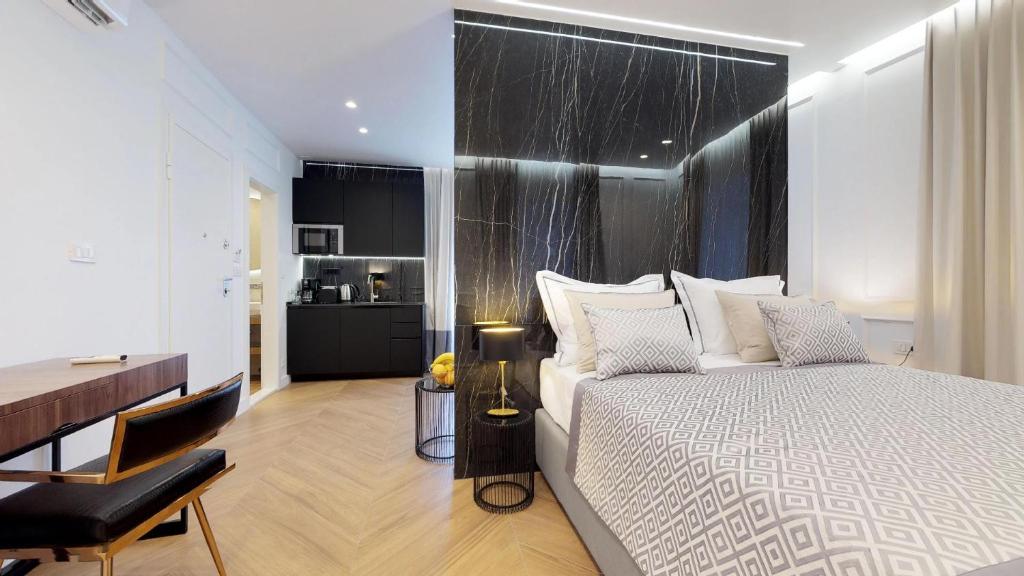 um quarto com uma cama grande e uma secretária. em Illyria Luxury Studio Apartments em Split