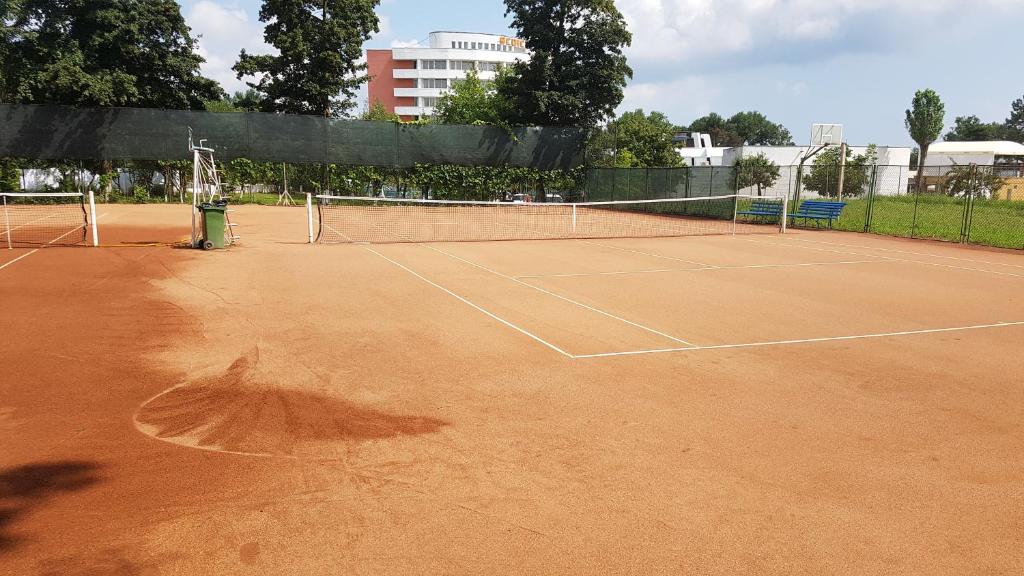 Tenis a/nebo squash v ubytování Hotel Scoica nebo okolí