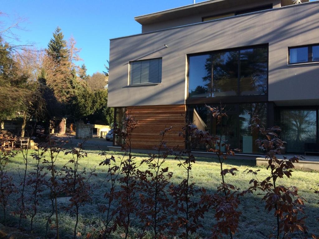 une maison avec un toit en métal dans l'établissement Kügelgenstraße 1, à Dresde