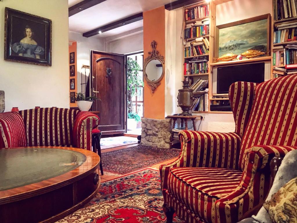 a living room with two chairs and a table at Dworek Adamski in Wałbrzych