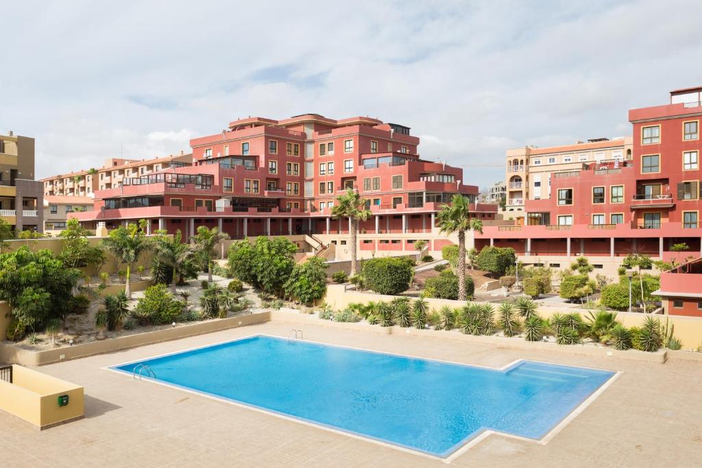 une image d'un complexe d'appartements avec une piscine dans l'établissement 110 MEDANO Relax Holiday Home, à El Médano