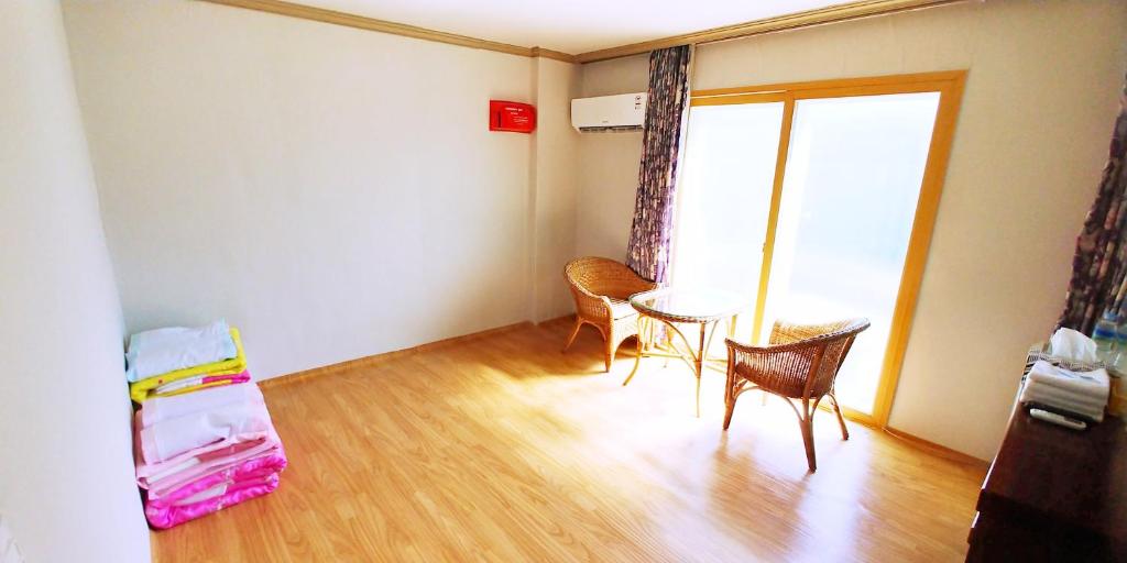 Postel nebo postele na pokoji v ubytování Namwon Hotel