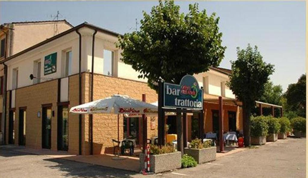 ein Schild für ein Restaurant vor einem Gebäude in der Unterkunft Locanda Corte Girlanda in Verona