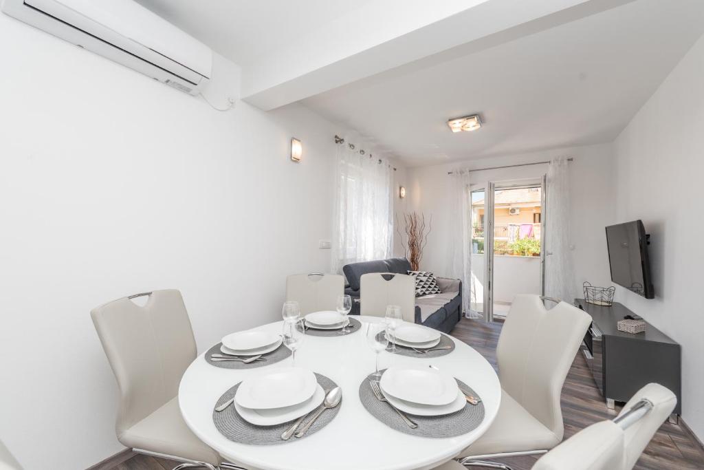 Televízia a/alebo spoločenská miestnosť v ubytovaní Apartments Janice