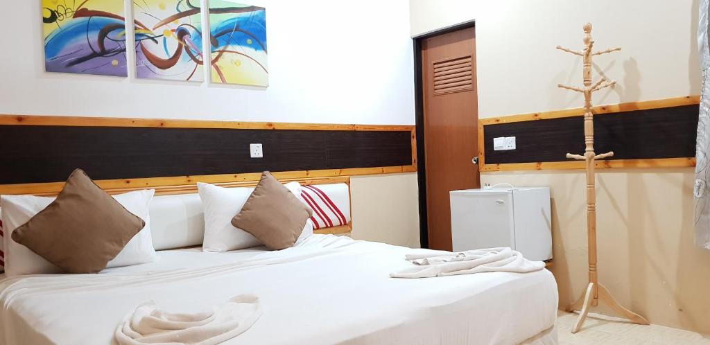 Postel nebo postele na pokoji v ubytování Arora Inn