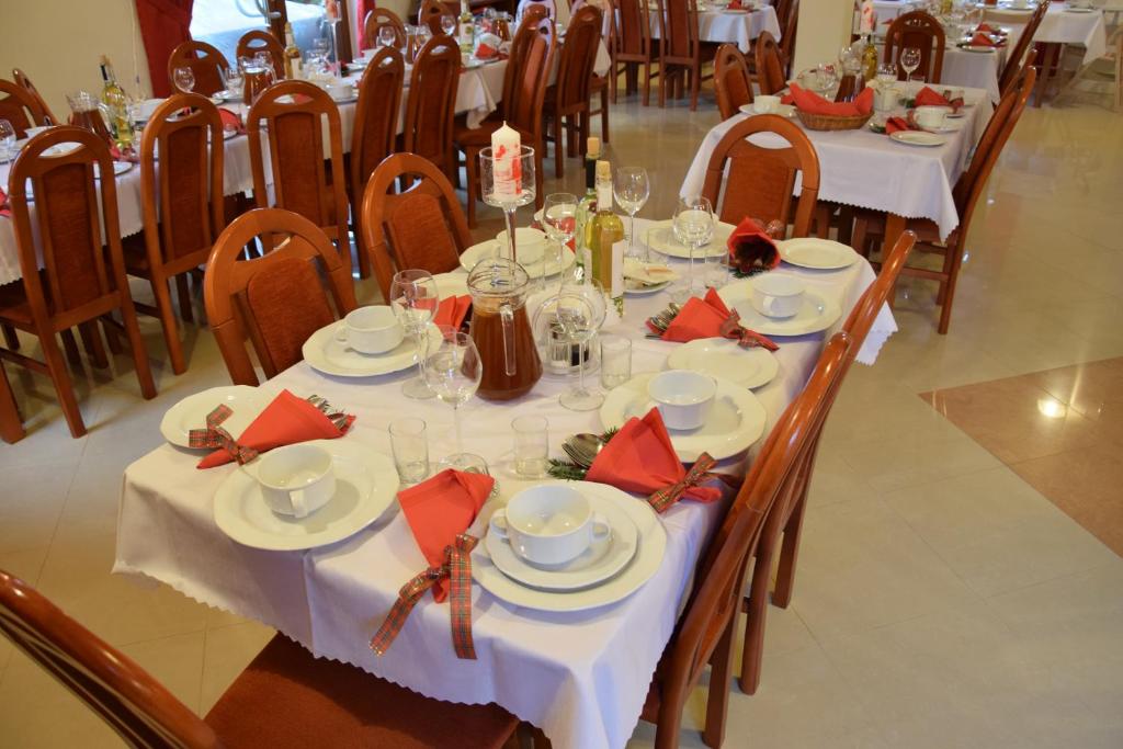 Reštaurácia alebo iné gastronomické zariadenie v ubytovaní Dunajecki Dworek