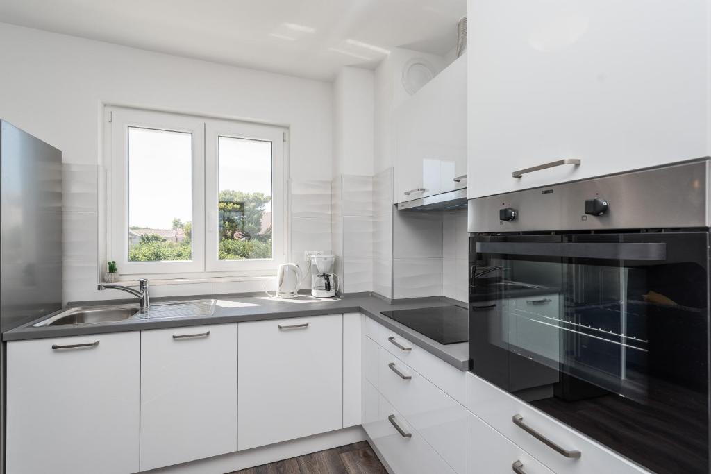 Kuchyňa alebo kuchynka v ubytovaní Apartments Janice