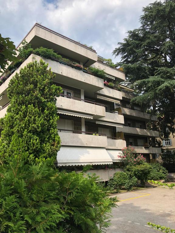 apartamentowiec z roślinami na boku w obiekcie Residenza XXX Aprile w Meranie