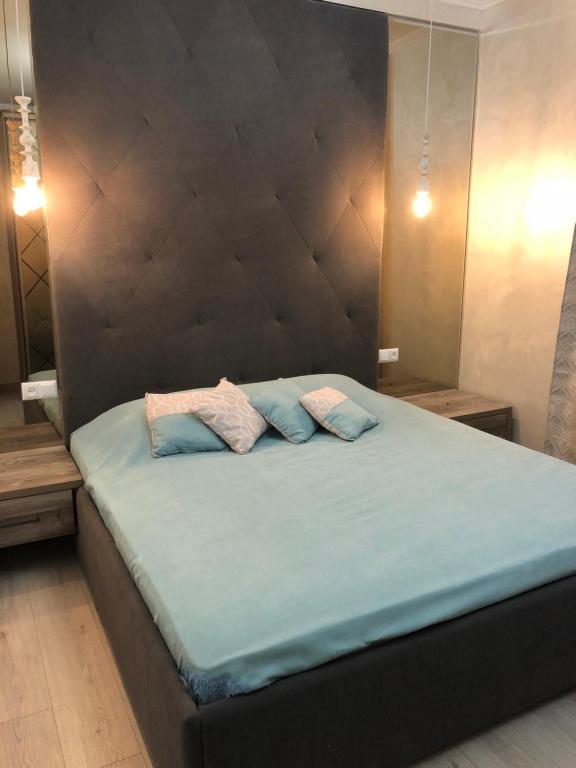 ニーコポリにあるАпартаменты1の大型ベッド1台(枕2つ付)