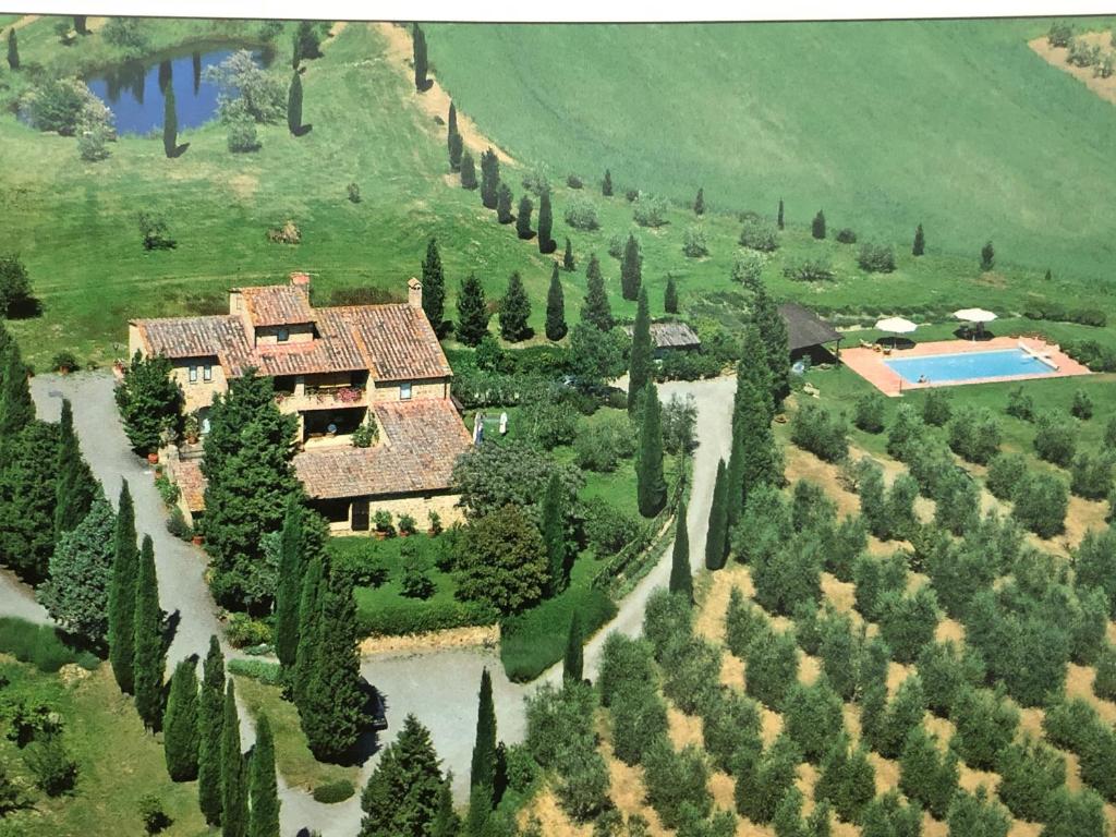 uma vista aérea de uma casa com árvores e uma piscina em Le Traverse em Pienza