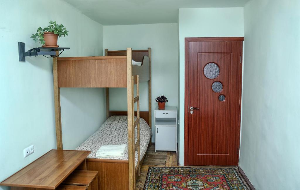 Cette petite chambre comprend des lits superposés et une porte. dans l'établissement Aregak B&B and Tours, à Goris