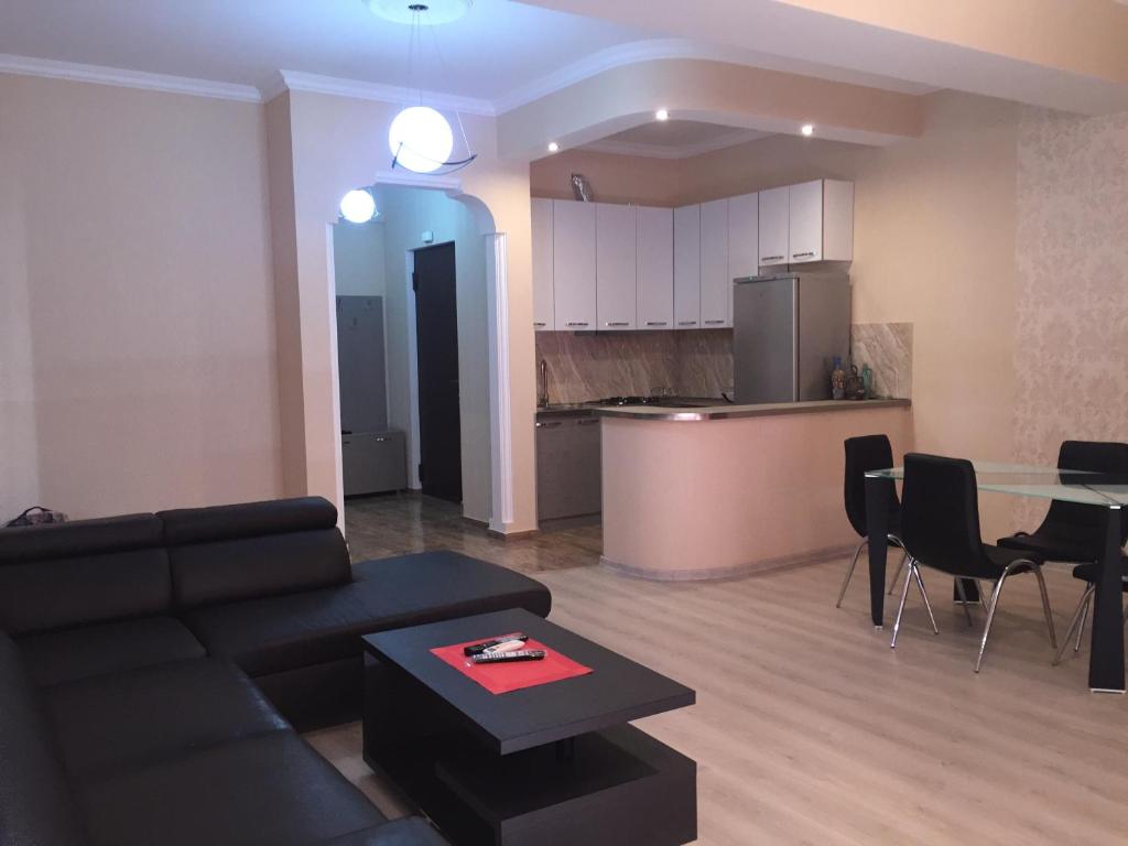 Il comprend un salon avec un canapé et une table. dans l'établissement Holiday apartment, à Tbilissi