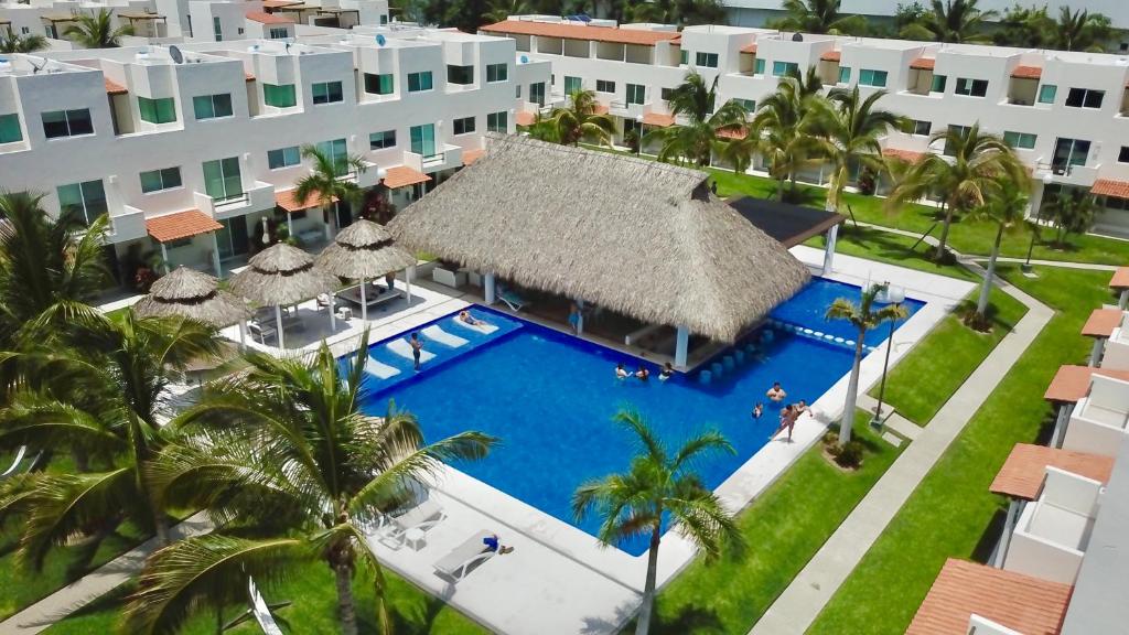uma vista aérea de um resort com uma piscina em Villas Velato em Acapulco