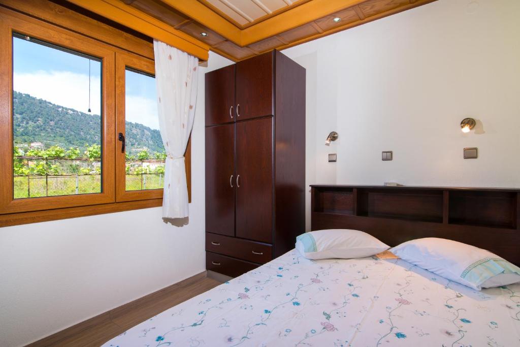 Posteľ alebo postele v izbe v ubytovaní Semiramis Cottage