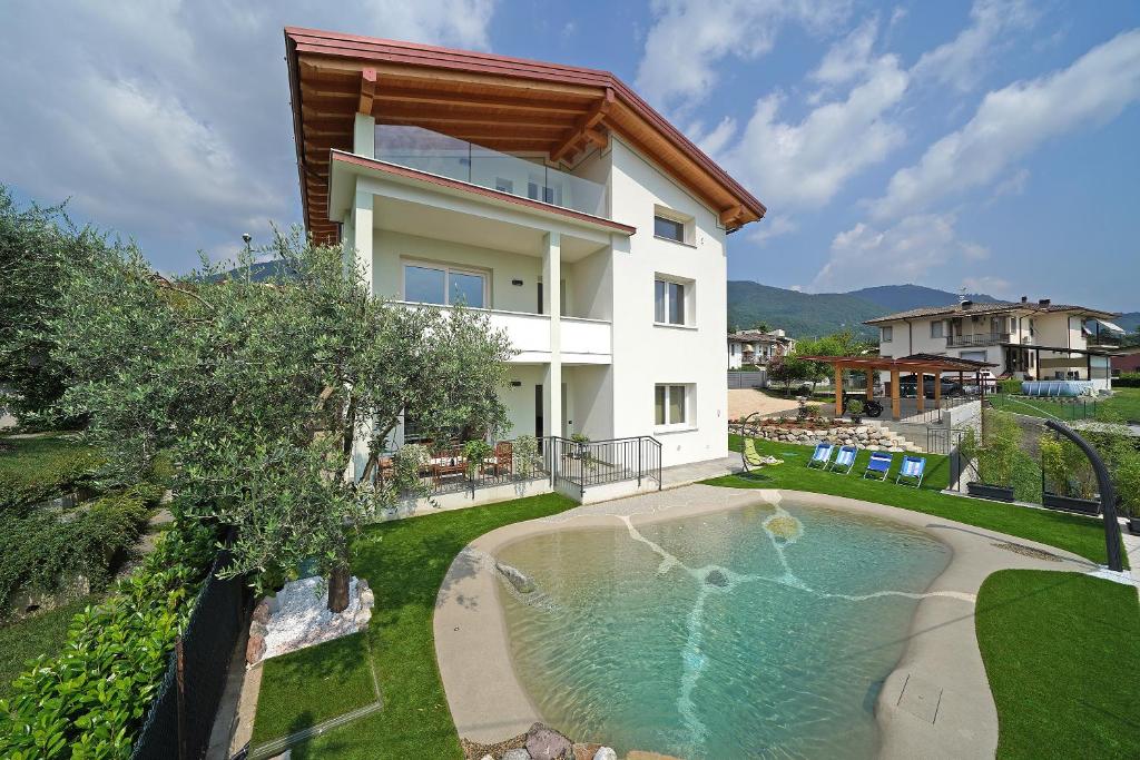 a house with a swimming pool in the yard at la Luna nel Lago in Roe