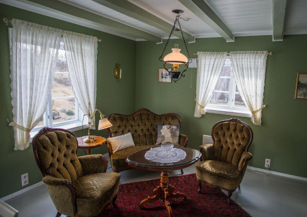 Maristuen Fjellferie في Borgund: غرفة معيشة مع كرسيين وطاولة