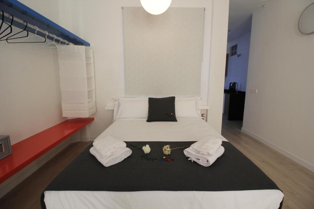 Posteľ alebo postele v izbe v ubytovaní Apartamentos Romero Luna