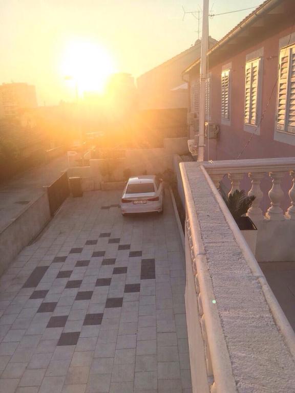 Pohľad na východ alebo západ slnka z apartmánu alebo blízkeho okolia