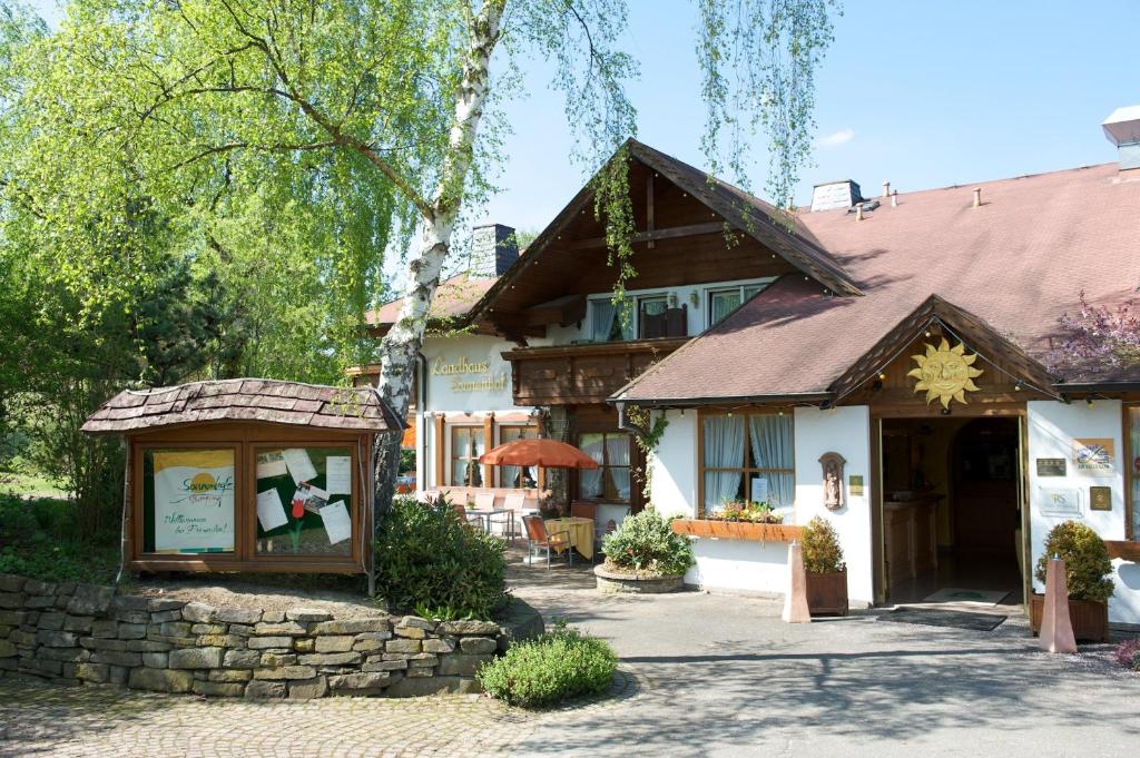 une maison avec un panneau devant elle dans l'établissement Landhaus Sonnenhof, à Adenau