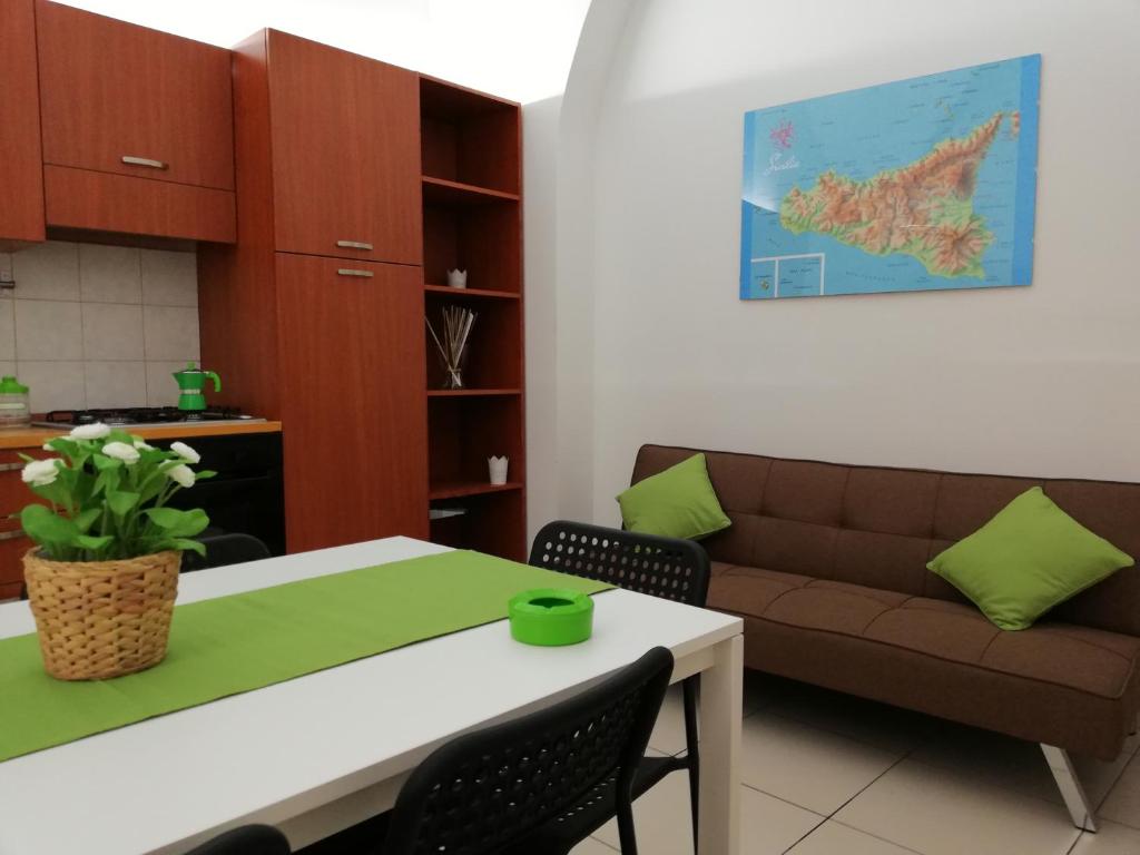 ein Wohnzimmer mit einem Sofa und einem Tisch in der Unterkunft Dimora 394 in Catania