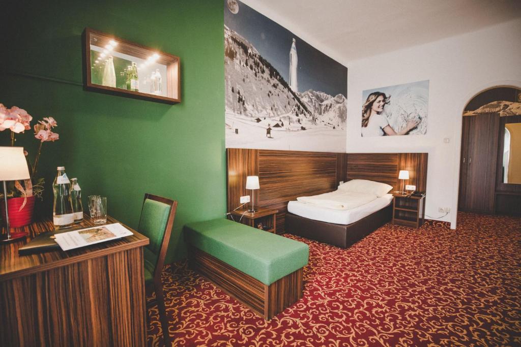 Postel nebo postele na pokoji v ubytování Kurhotel & Hotel Mozart