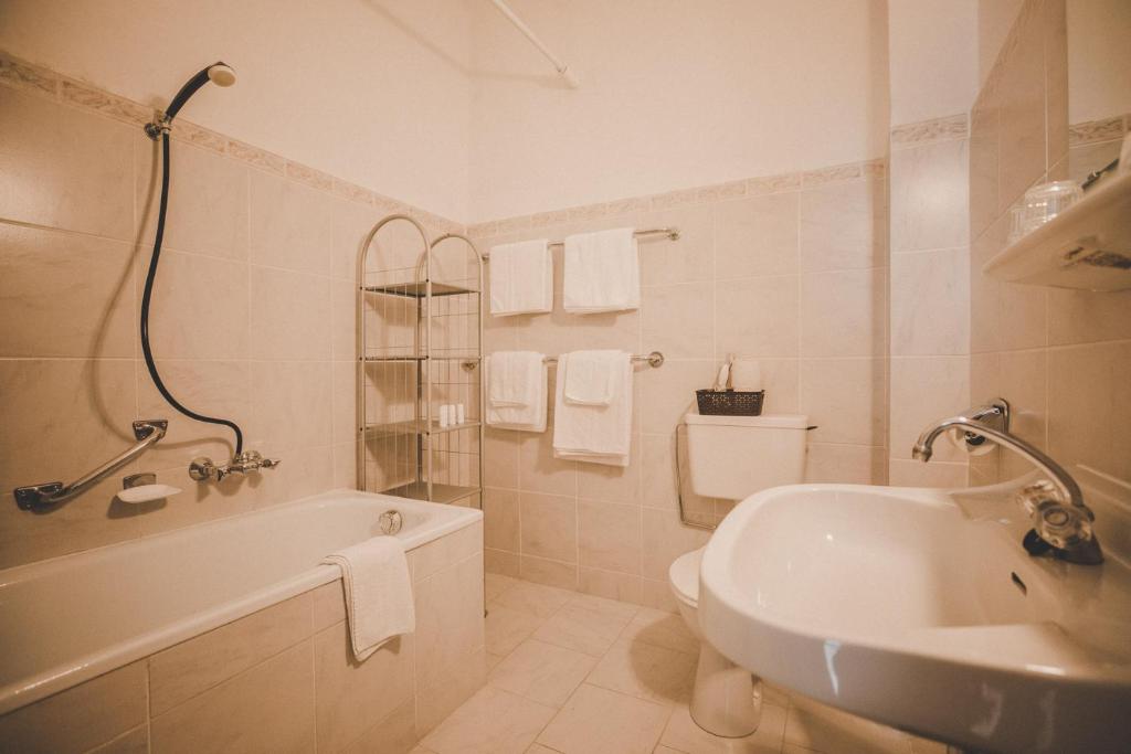 Koupelna v ubytování Kurhotel & Hotel Mozart