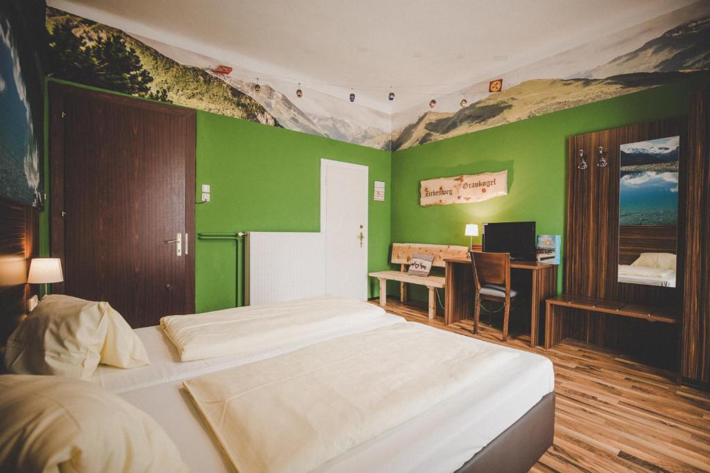 Postel nebo postele na pokoji v ubytování Kurhotel & Hotel Mozart