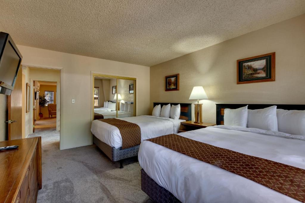 Habitación de hotel con 2 camas y TV de pantalla plana. en Heavenly Valley Townhouses en South Lake Tahoe