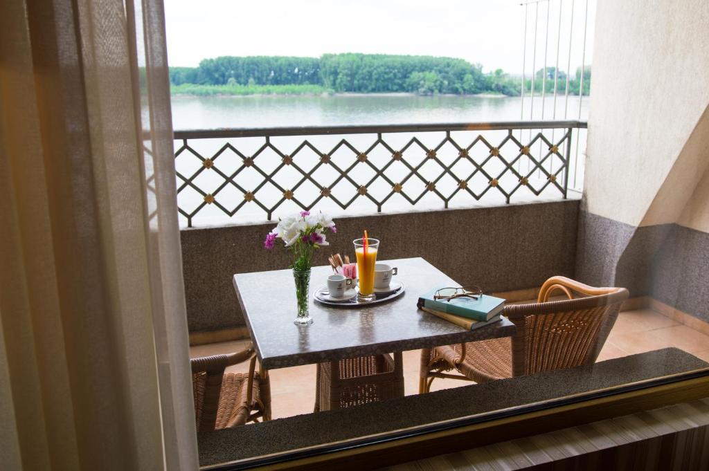 Výhled na řeku, která protéká v blízkosti hotelu