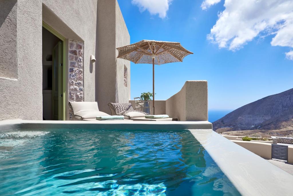 Bazén v ubytovaní Aeon Suites - Adults Only alebo v jeho blízkosti