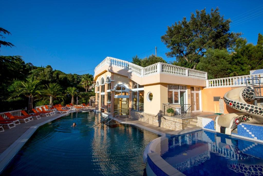 - une piscine en face d'une maison dans l'établissement Résidence les Tourelles, à Sainte-Maxime
